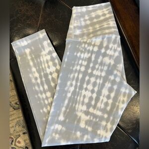 DYI Cropped Leggings - Gray and White Tie Dye - Size Small
